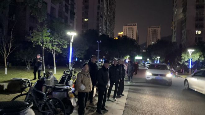 温州一小区突发！业主气疯了！(图2)